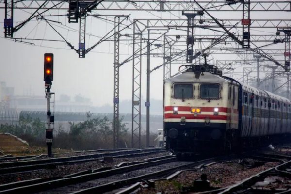 Railway Apprentice Recruitment 2025: जल्द शुरू होंगे आवेदन, यहां जानें योग्यता और आवेदन का तरीका ndian Railways (Img: Google)